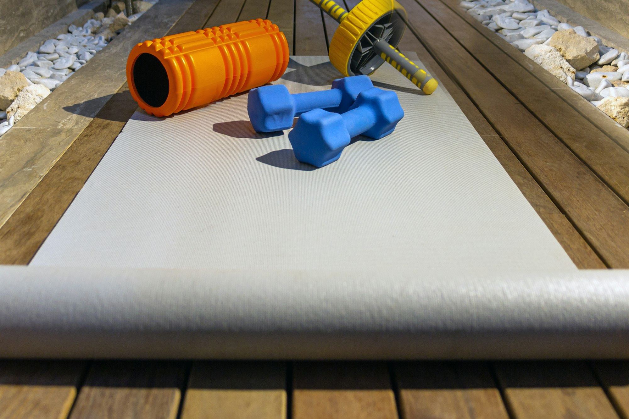 Echipament sportiv pentru antrenament acasă la saltea de yoga