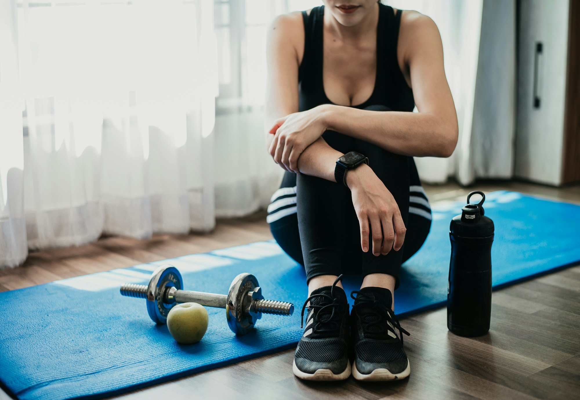 Femeie exercițiu antrenament la domiciliu antrenament sport cu gantere și sticlă de shake de proteine ​​stil de viață sănătos culturism, stil de viață de muschi constructor de atlet.