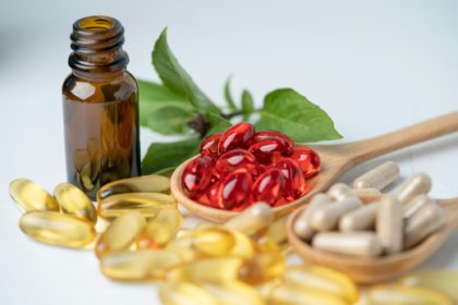Capsulă organică din plante medicinale alternativă cu vitamina E omega 3 ulei de pește, mineral, medicament cu frunze de ierburi suplimente naturale pentru o viață bună și sănătoasă.