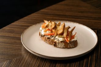 Bruschetta delicioasă cu brânză de roșii și pui prăjit în restaurant Gastronomie alimentară sănătoasă