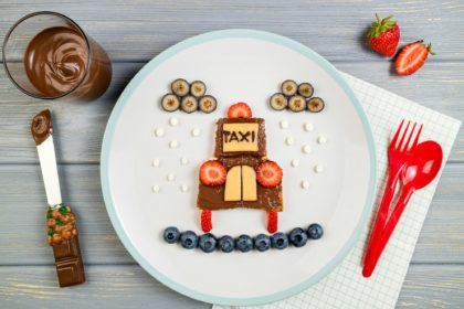 Idee creativă pentru micul dejun pentru copii cu taxi mașină tip sandwich și fructe de pădure.