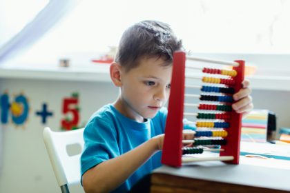 Gândește școlar care învață matematică cu un abac