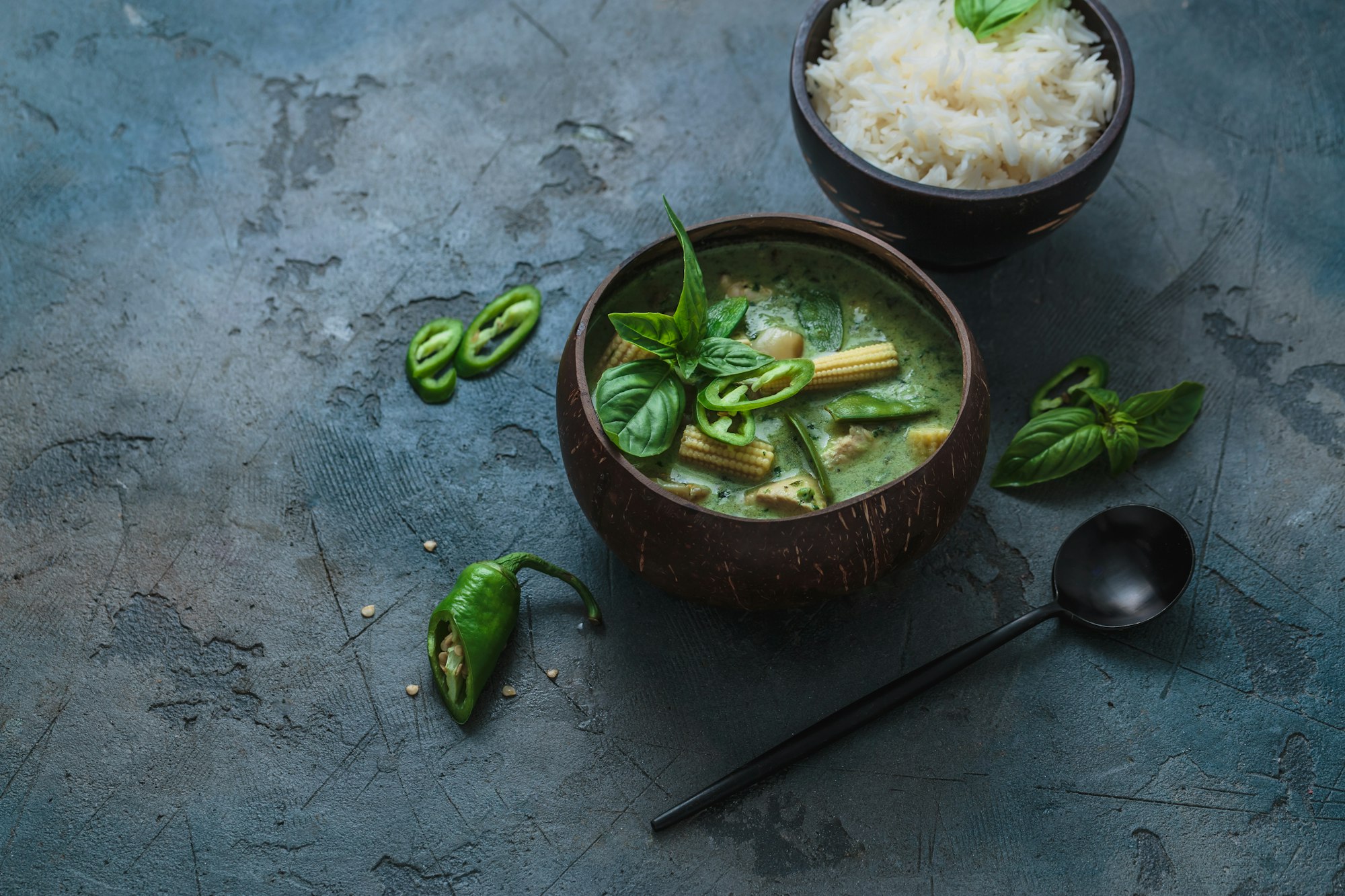 Pui curry verde cu orez, bucătărie thailandeză.