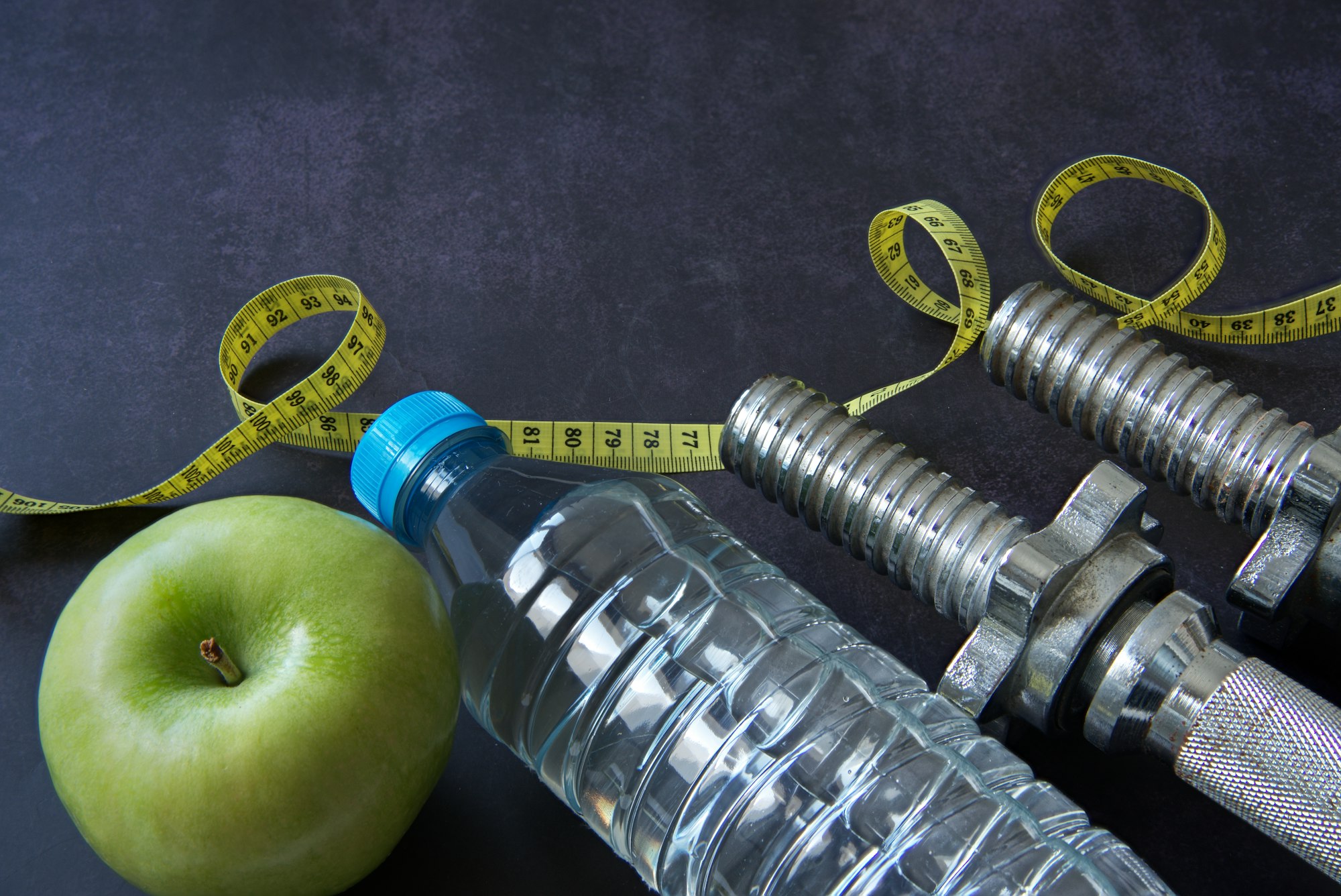Fitness și dietă, gantere, bandă de alergare, măr și sticlă de apă.