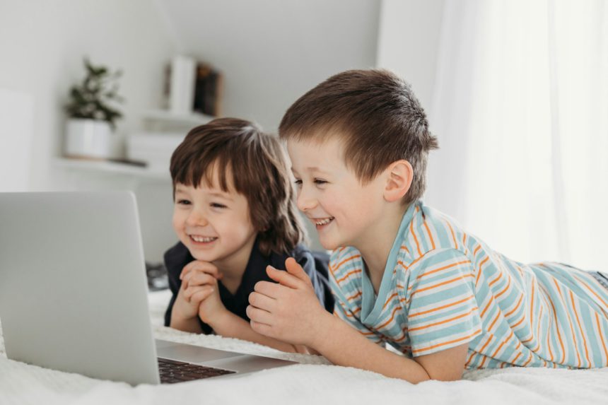 Educația online la distanță a copiilor care folosesc internetul.