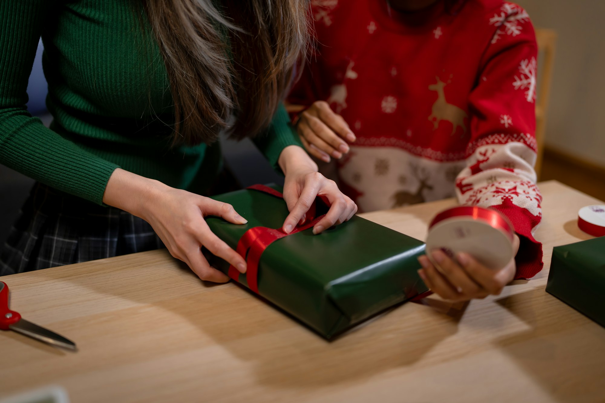 Doua femei asiatice in camera cu iluminat Ciematic sarbatoresc evenimente importante precum zilele de nastere de Craciun