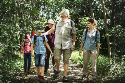 Drumeții în familie într-o pădure