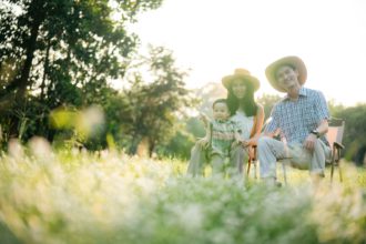 familie fericită armonioasă în aer liber concept tatăl și mama și fiul au activități împreună în sărbători, natură câmp de pășuni