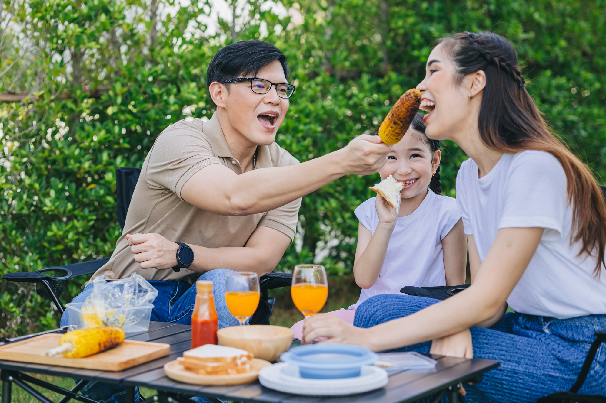 Activitate de familie împreună picnic cu masă grătar la parc în aer liber curtea casei cu copii