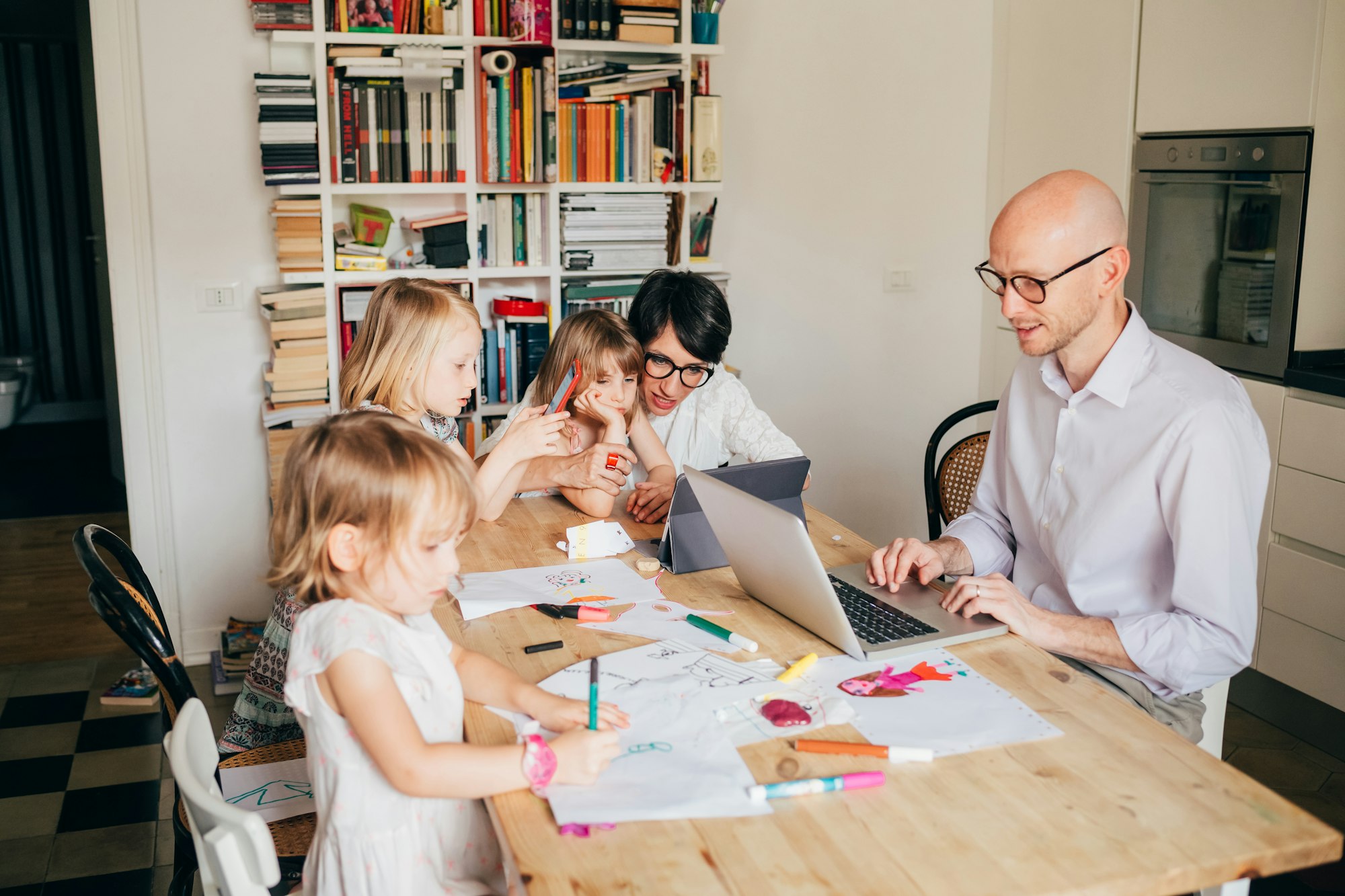 Fmaily masă de șezut interioară care face activități - folosind smartphone-ul, tableta, computerul - tehnologie, împreună, concept de activități