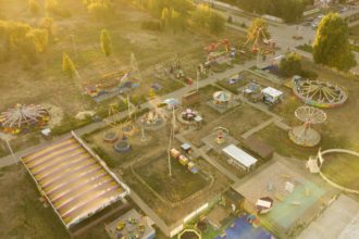 aerian oras de vara lunapark cu distractii, sarbatori de weekend activitate de familie