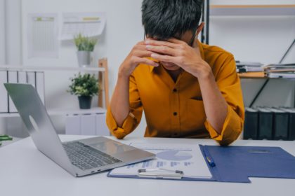 Oameni de afaceri stresați din Asia criză financiară, nebun, supărat făcând contabilitatea cu departamentul financiar.