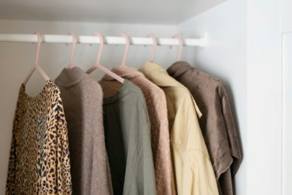 Dulap de bază capsule într-un dulap alb în culori maro și bej.