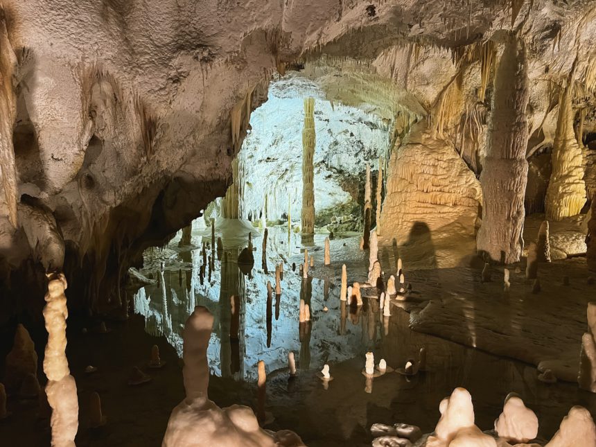 Lacul interior din peștera carstică cu stalactite și stalagmite.