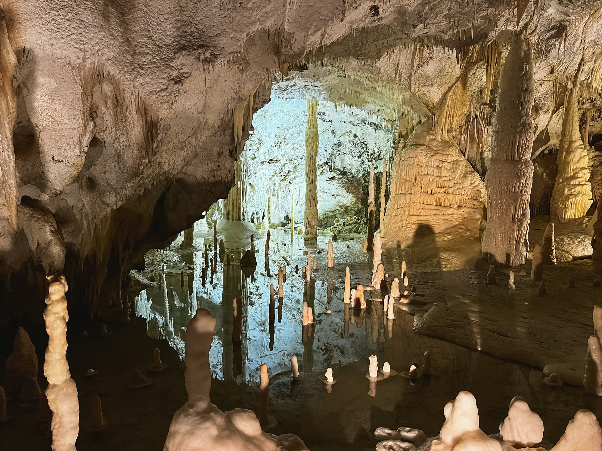 Lacul interior din peștera carstică cu stalactite și stalagmite.