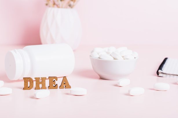 Supliment hormonal DHEA în tablete și un caiet pe banner web de masă
