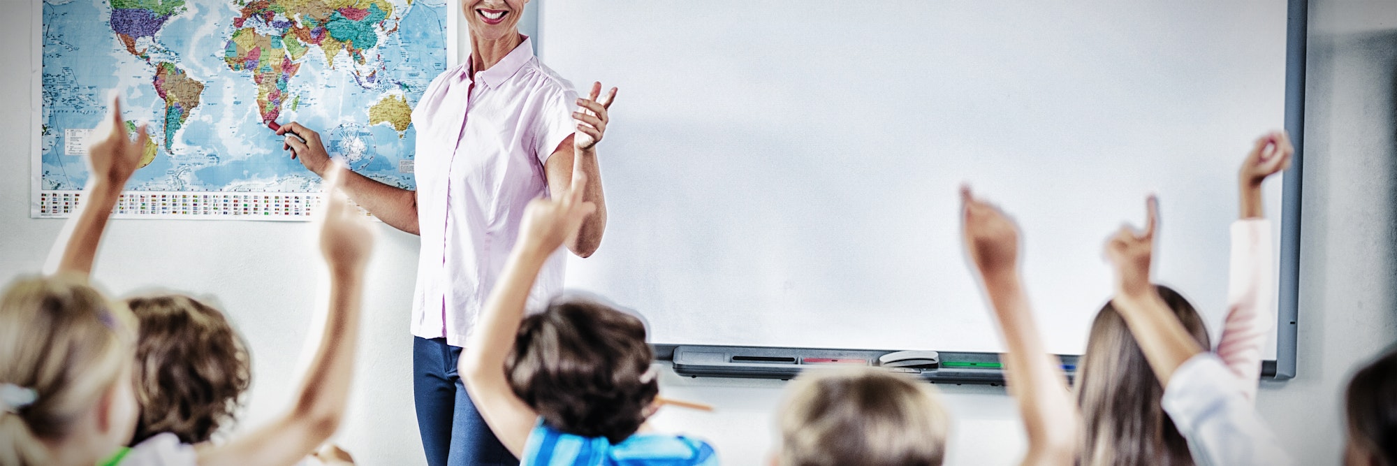 Profesor care predă copiii în sala de clasă la școală