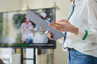 Prim-plan al profesorului care explică subiectul în timp ce lucra la școala de limbi străine