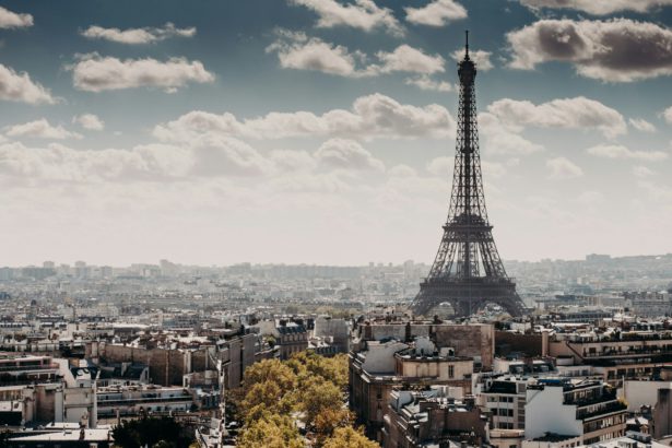 Fotografie orizontală în aer liber a minunatului prosop Eiffel la Paris.