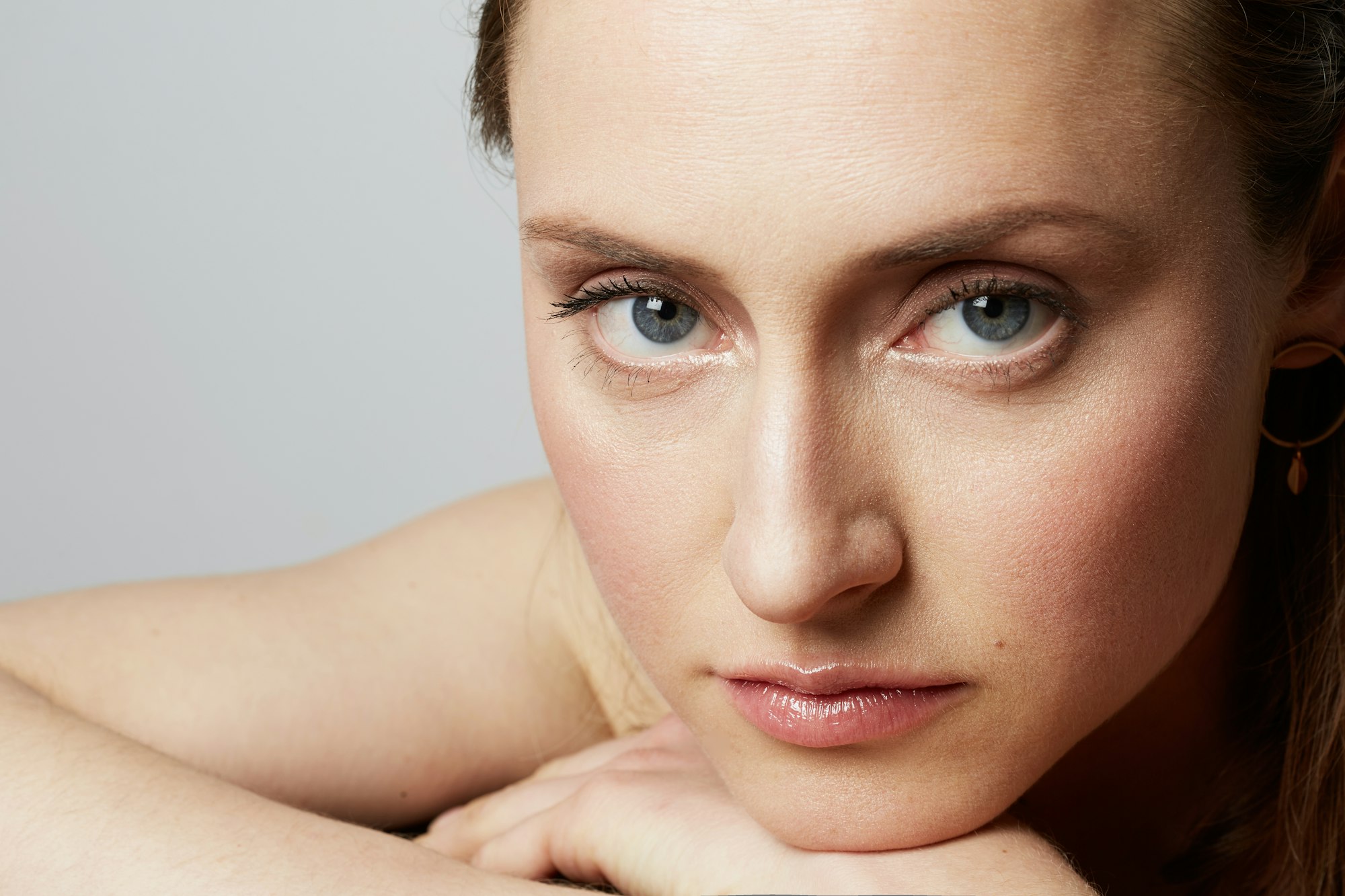 Portret de frumusețe al unei adolescente cu machiaj natural pe fundal alb.