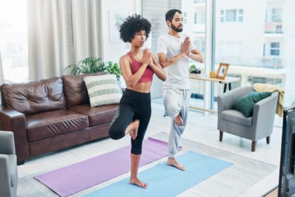 Practicarea yoga face parte din rutina noastră zilnică.