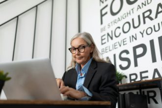 un bărbat cu o boală mintală care este deprimat își ține capul și își îndepărtează privirea prosternare.