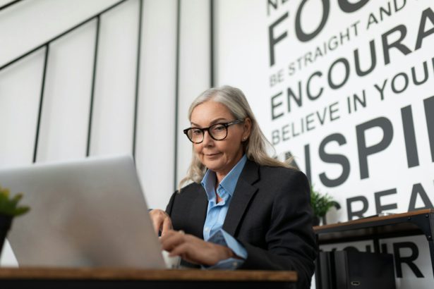 un bărbat cu o boală mintală care este deprimat își ține capul și își îndepărtează privirea prosternare.