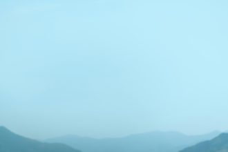 Travel.Freedom, Fata călătorește prin munții naturii sălbatice.