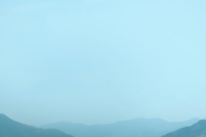 Travel.Freedom, Fata călătorește prin munții naturii sălbatice.