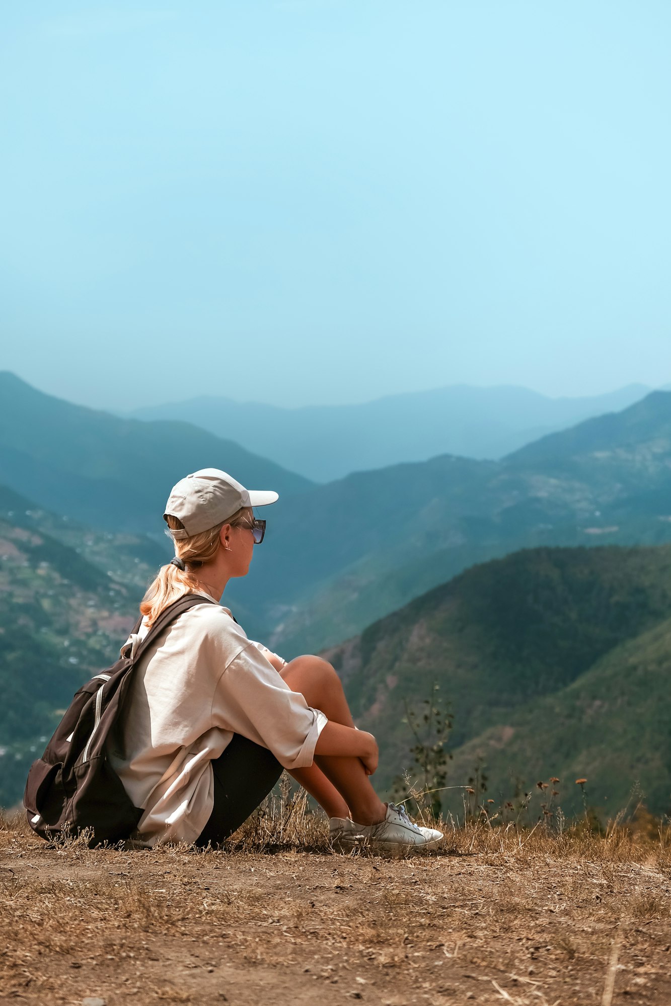 Travel.Freedom, Fata călătorește prin munții naturii sălbatice.