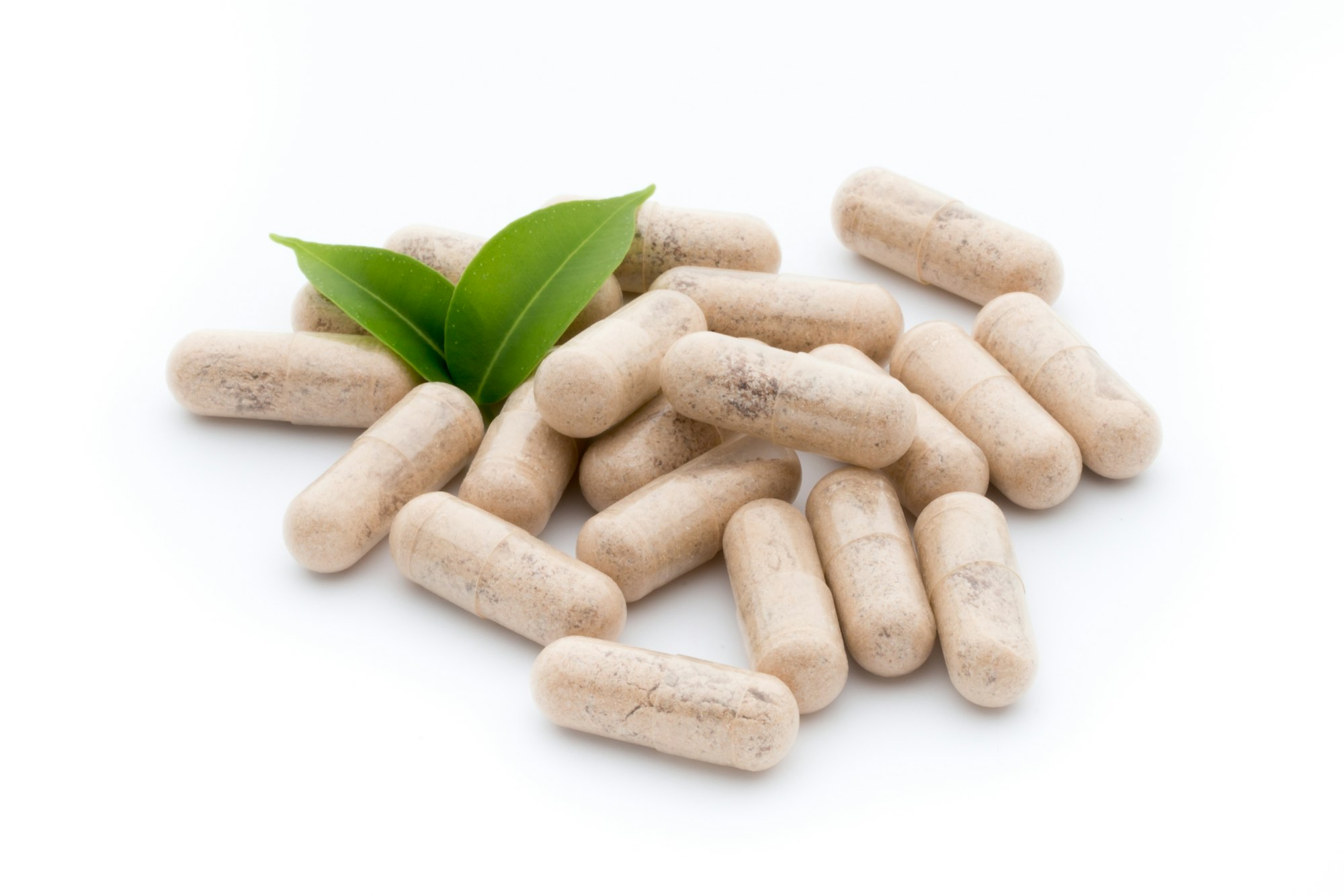 Capsulă de Ginkgo biloba pe fundal alb.