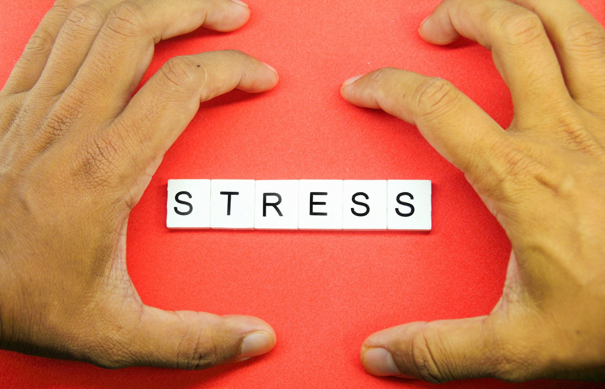 mâna strânsă cu cuvântul stres.