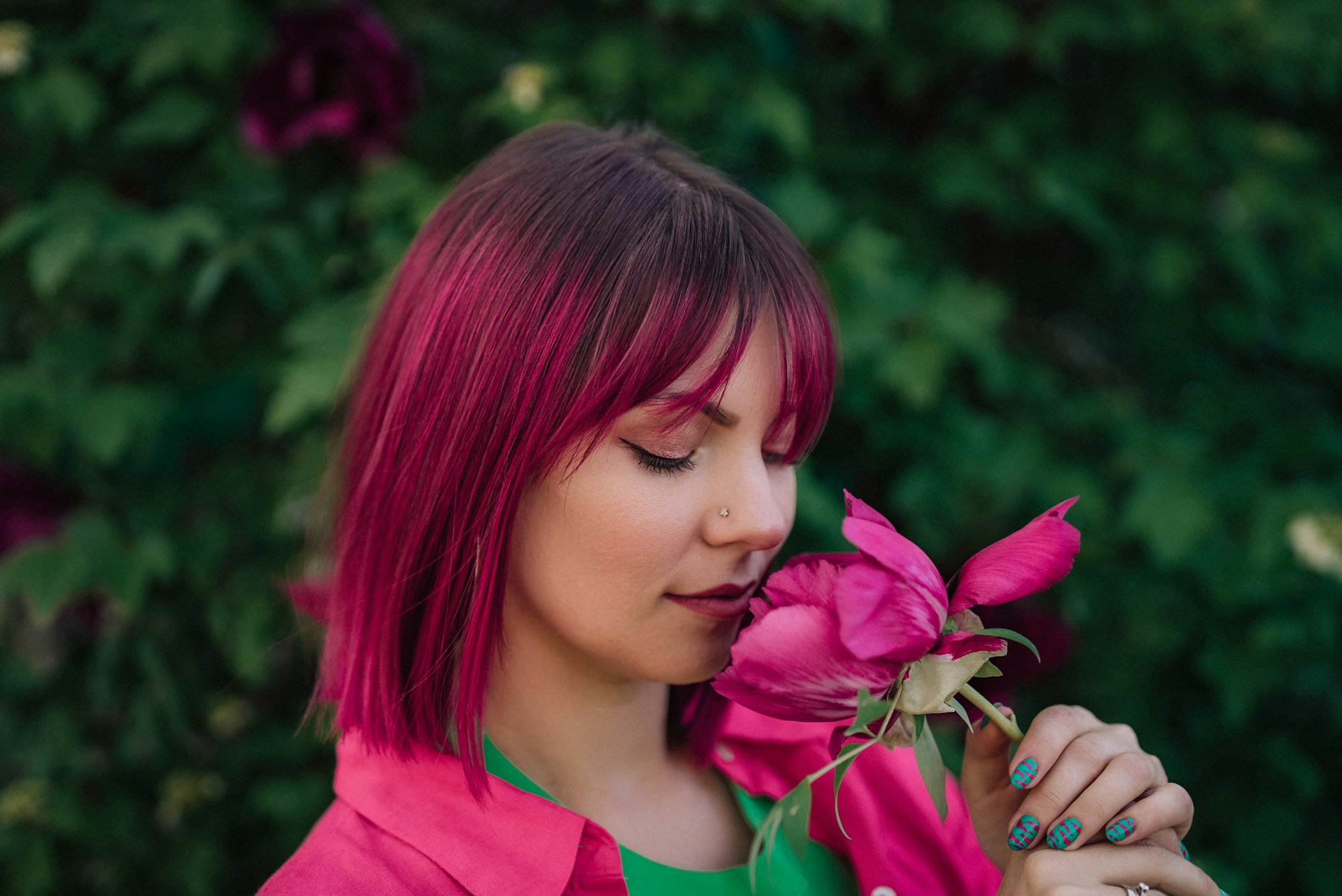 Portret de femeie adevărată senină, cu coafura fucsia roz vopsit viu.