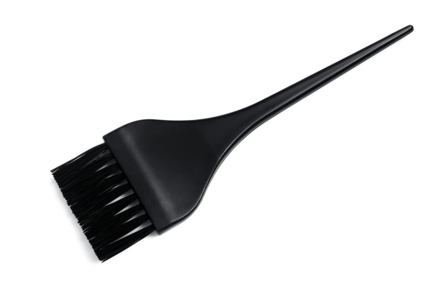 Perie de vopsea de păr cu peri de nailon negru izolată pe alb