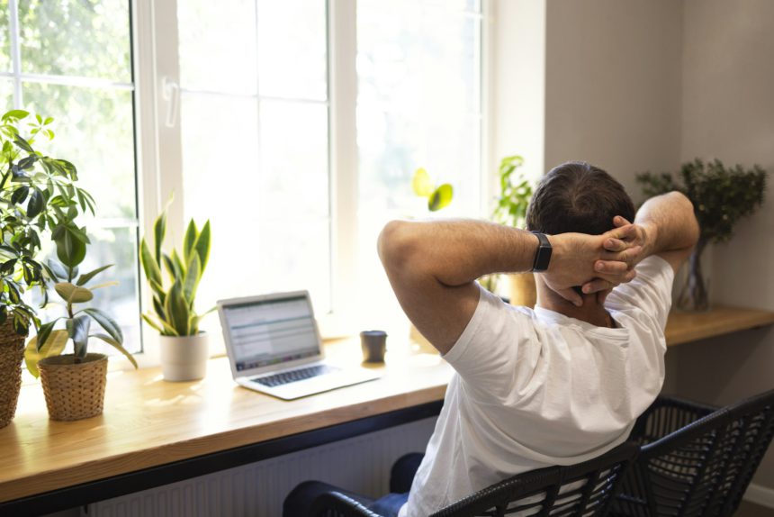 Tânăr antrenor de dezvoltare personală care răspunde clientului prin e-mail cu un laptop în timp ce face o pauză într-o cafenea.