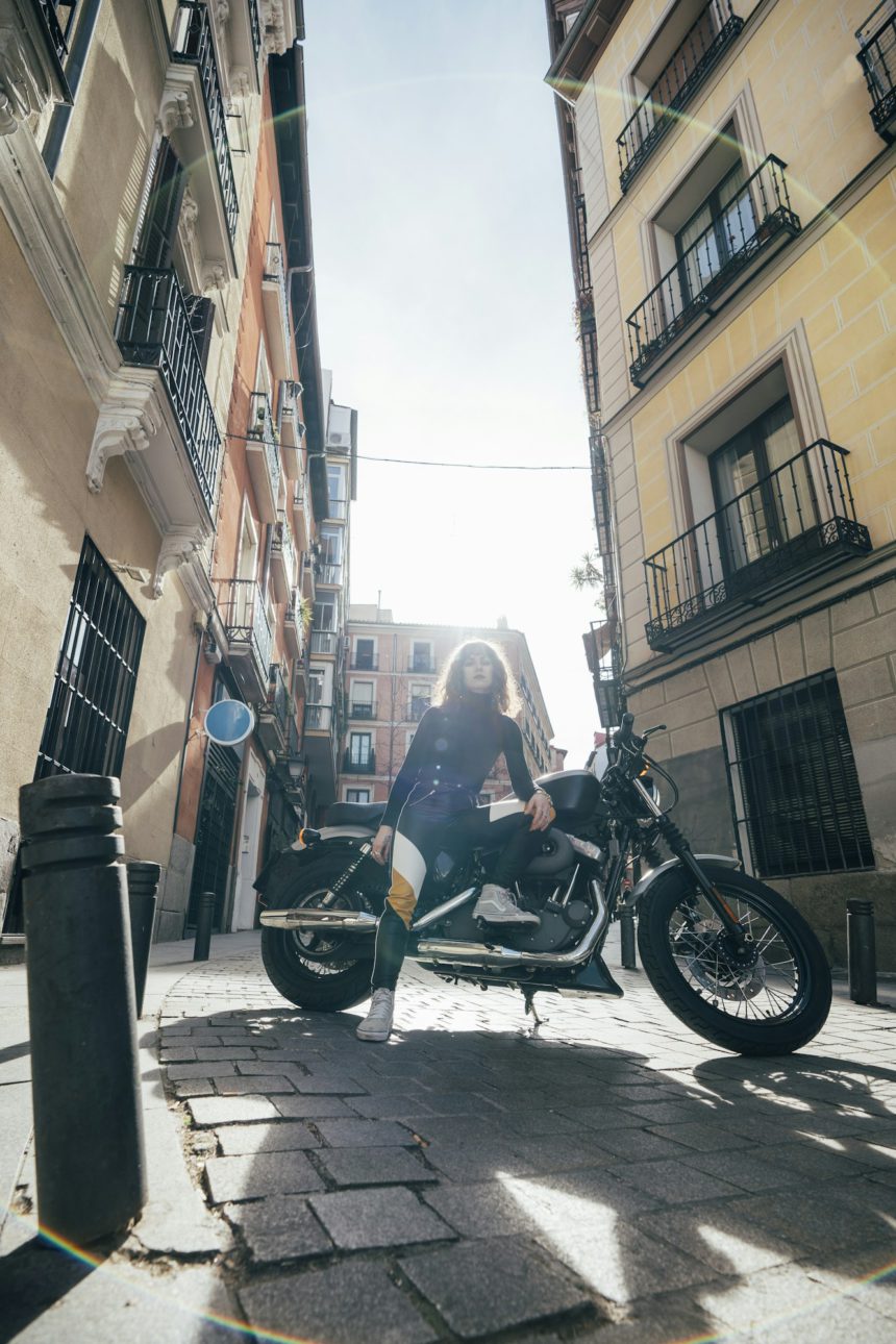 Tânără în motocicletă personalizată