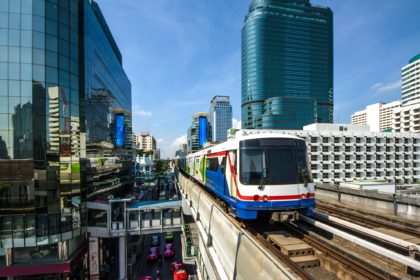 Tren electric, transport pe ruta Sukhumvit, Bangkok Thailanda