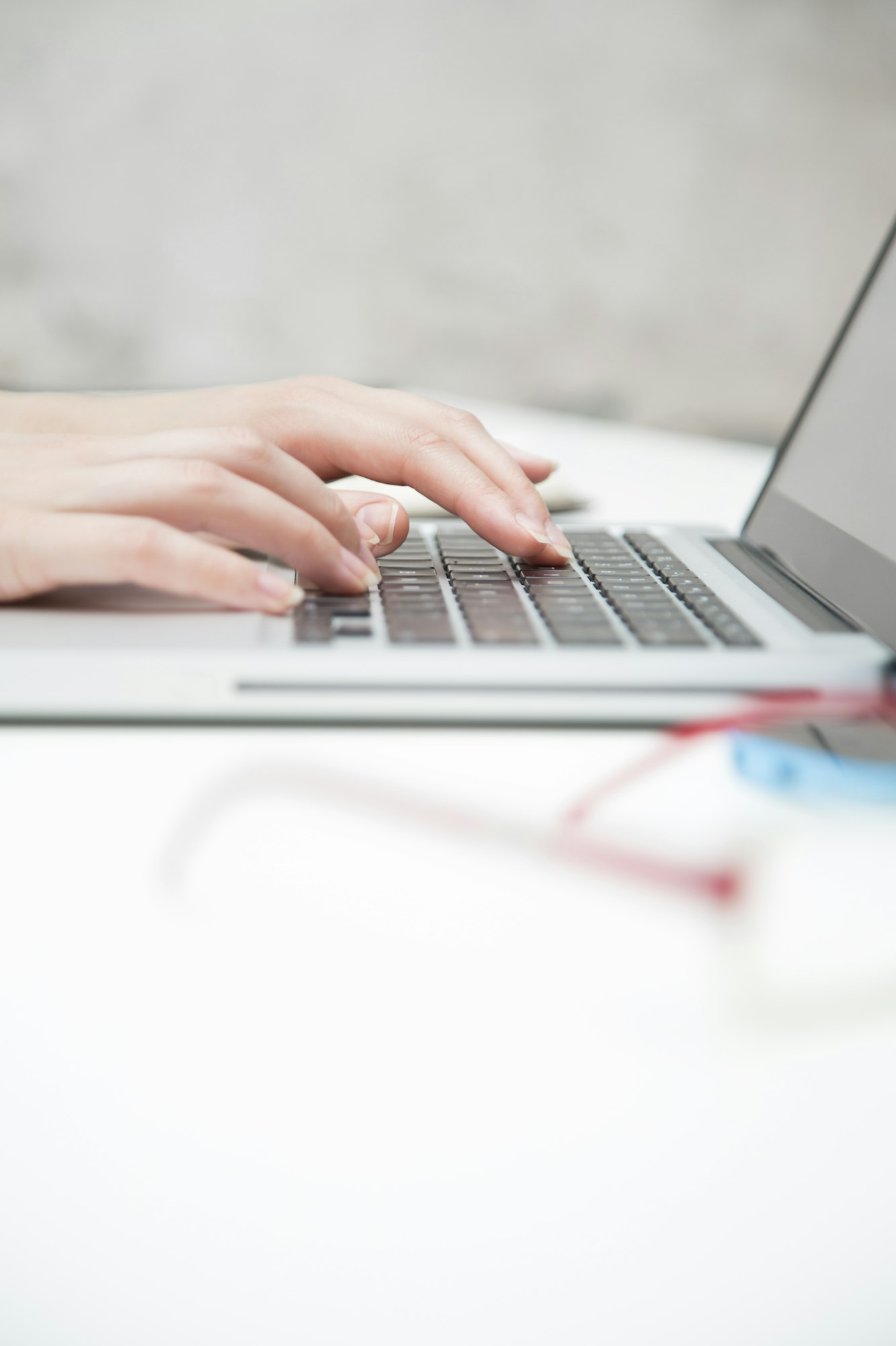 Prim-plan cu mâna unei femei de afaceri care tastează pe tastatura laptopului