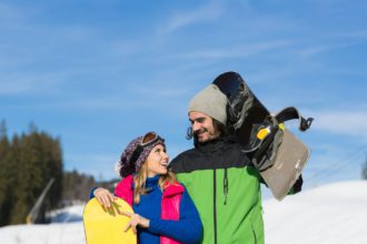 Cuplu cu snowboard stațiune de schi ninsoare iarnă munte zâmbitor bărbat și femeie sport extrem vacanță vacanță