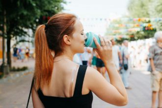 Tânără femeie în aer liber festival de vară stil de viață de vacanță.