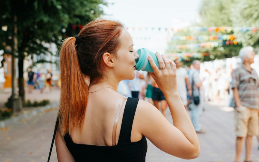 Tânără femeie în aer liber festival de vară stil de viață de vacanță.