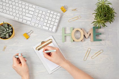 Vedere de sus tastatură și articole de birou.