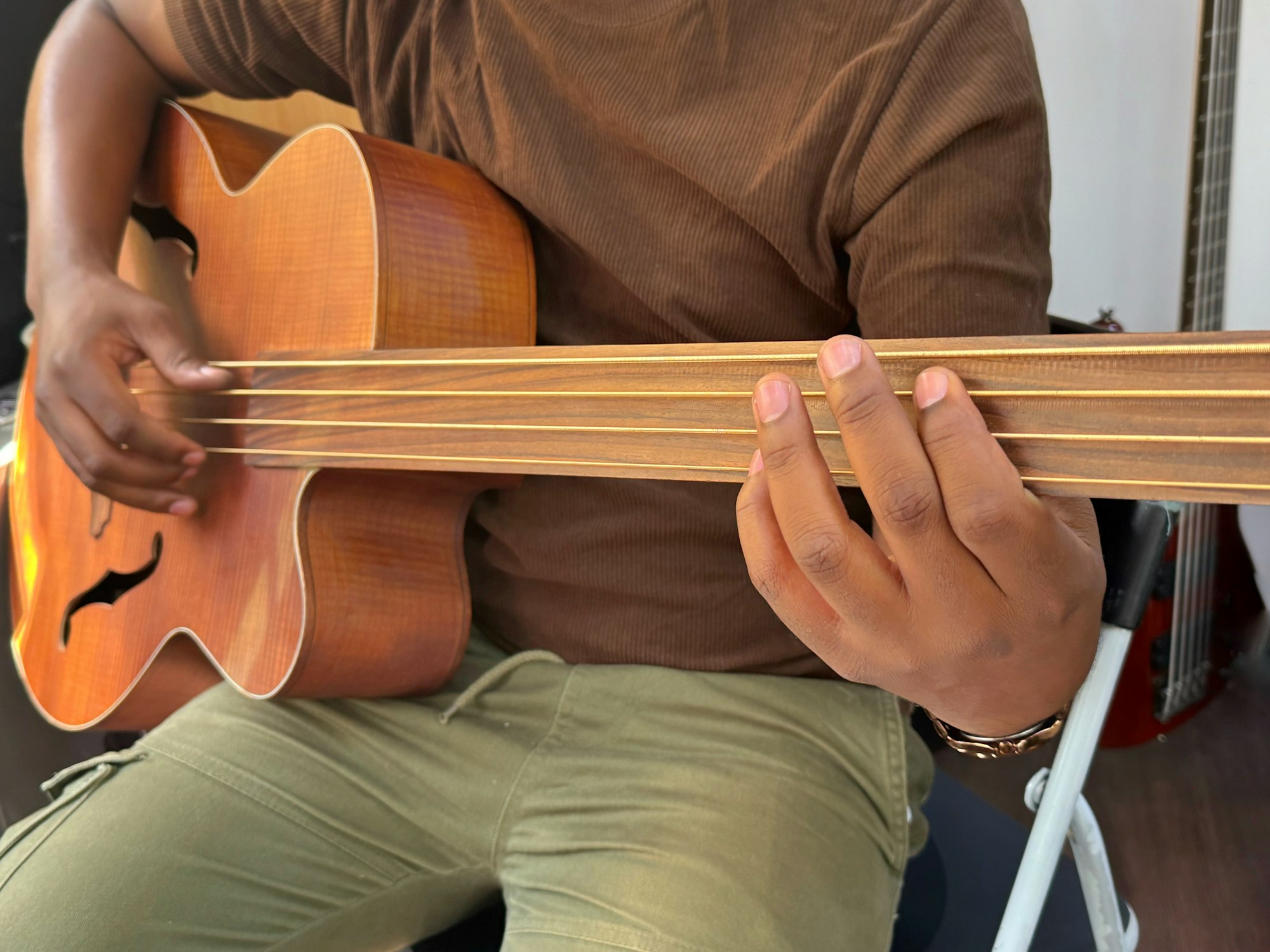 Un muzician profesionist de sex masculin nerecunoscut Gen x cântă la o chitară bas electric special fără fret