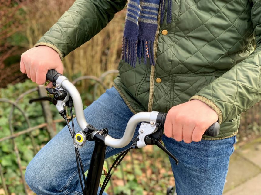 Bărbatul de vârstă mijlocie merge pe bicicletă, se desfășoară pe bicicletă, sport, stil de viață activ, tânăr adult, emisii scăzute, ecologic, sustenabil, antrenament zilnic de fitness sănătate mintală bunăstare pliabil